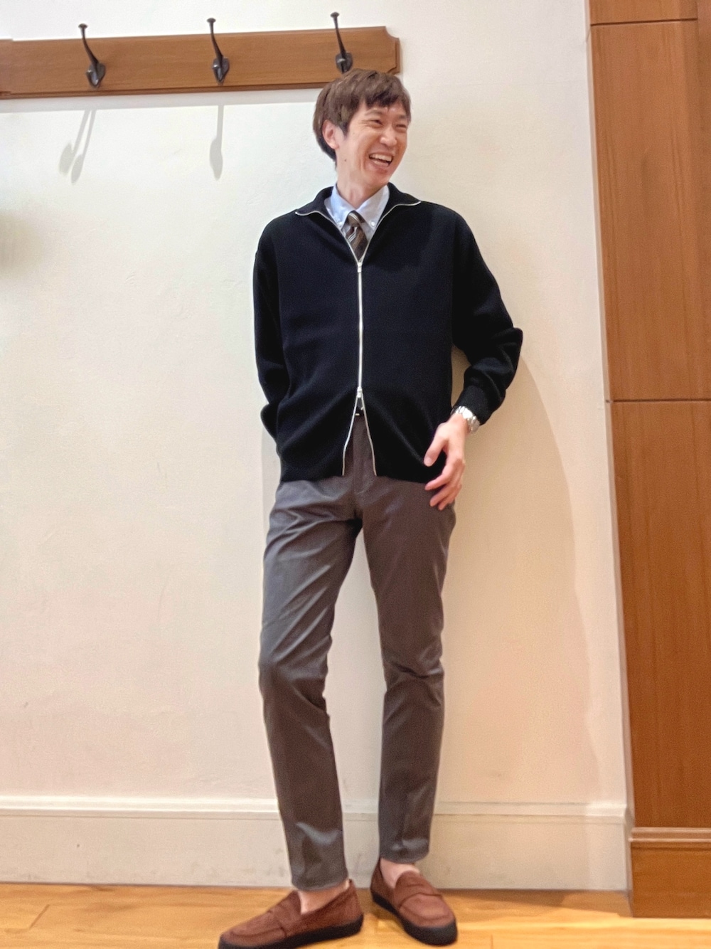 ブラウン系のスニーカー、グレー系のチノパンツ、ブルー系のシャツ/ブラウスを着用したメンズの秋コーディネートの1枚目の写真
