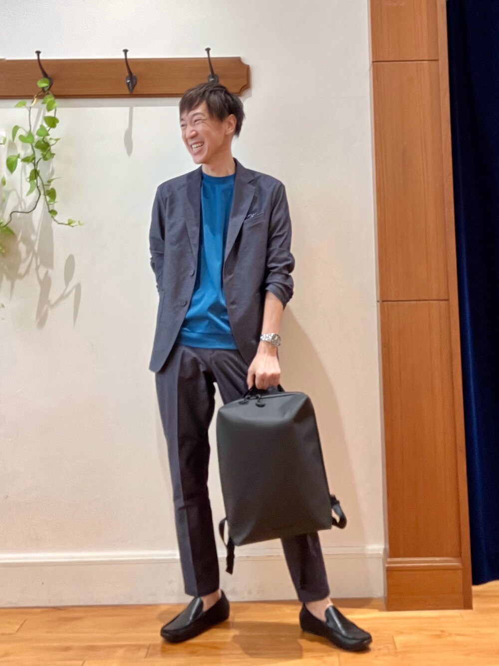 ブルー系のテーラードジャケット、ブルー系のTシャツ/カットソー、ブルー系のその他パンツを着用したメンズの秋コーディネートの1枚目の写真