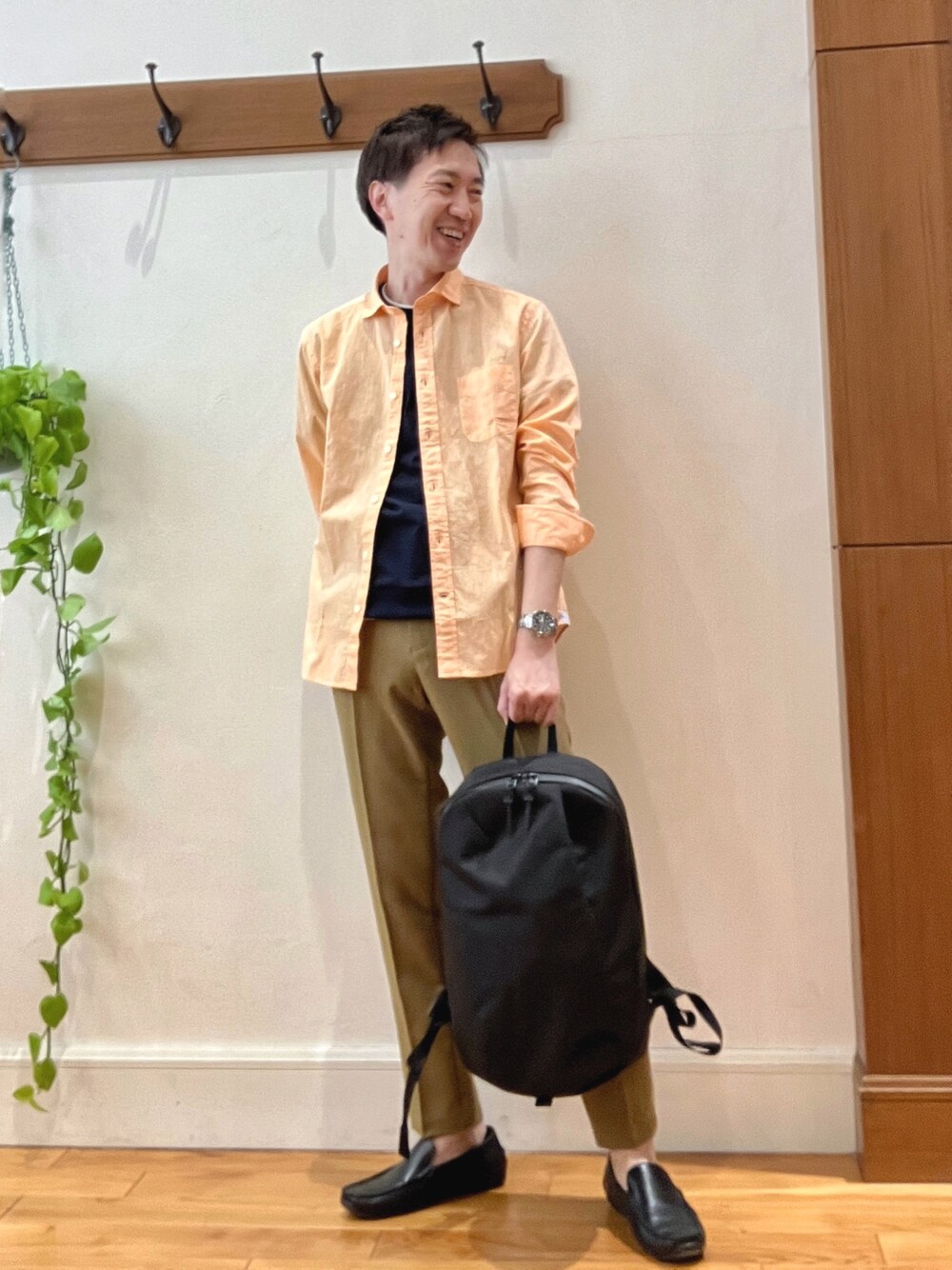 ブルー系のTシャツ/カットソー、オレンジ系のシャツ/ブラウス、ベージュ系のその他パンツを着用したメンズの春コーディネートの1枚目の写真