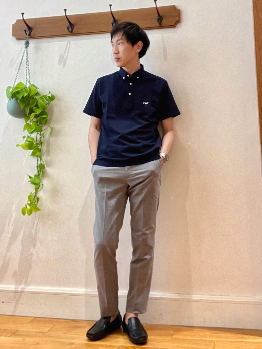 グレー系のその他パンツ、ブルー系のポロシャツを着用したメンズの夏コーディネートの1枚目の写真