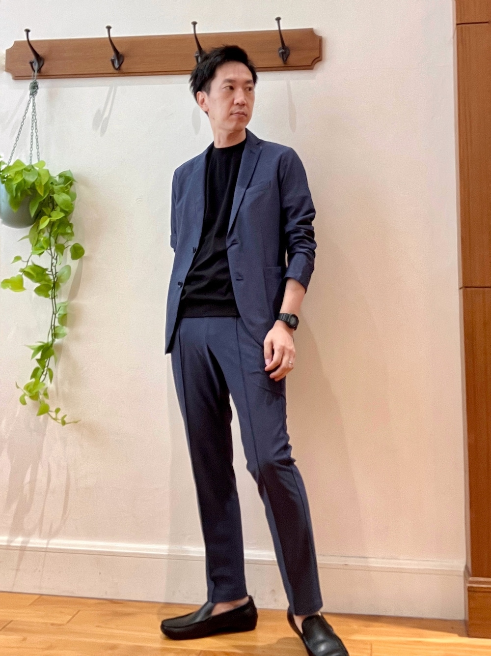 ブラック系のTシャツ/カットソー、ブルー系のその他パンツ、ブルー系のテーラードジャケットを着用したメンズの夏コーディネートの1枚目の写真