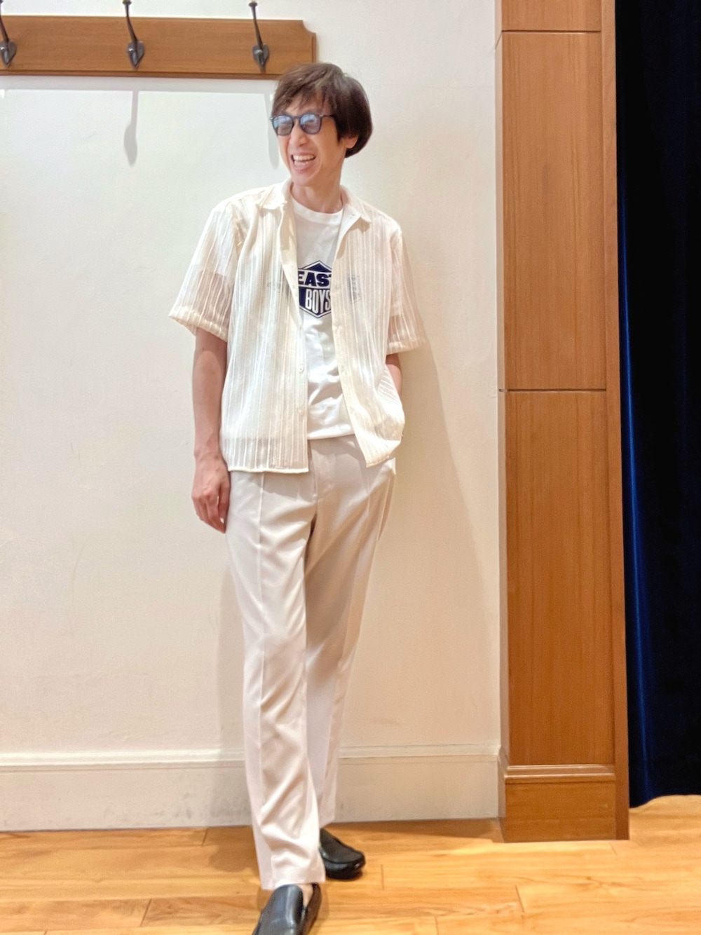 ホワイト系のTシャツ/カットソー、ホワイト系のシャツ/ブラウス、ホワイト系のスラックスを着用したメンズの夏コーディネートの1枚目の写真