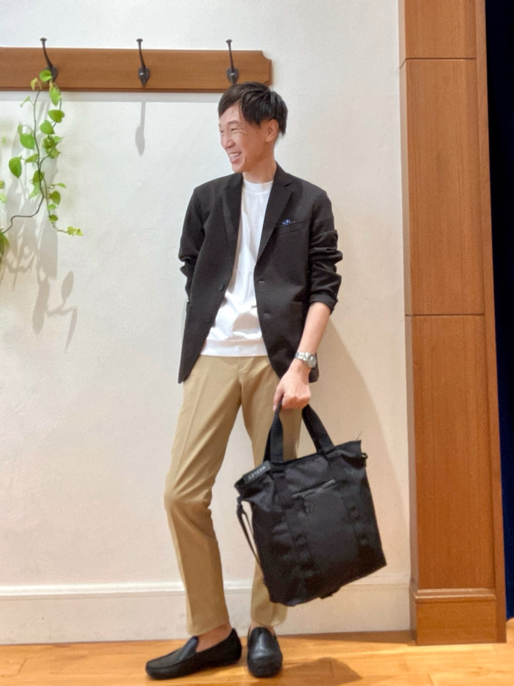 ブラウン系のテーラードジャケット、ホワイト系のTシャツ/カットソー、ベージュ系のチノパンツを着用したメンズの夏コーディネートの1枚目の写真