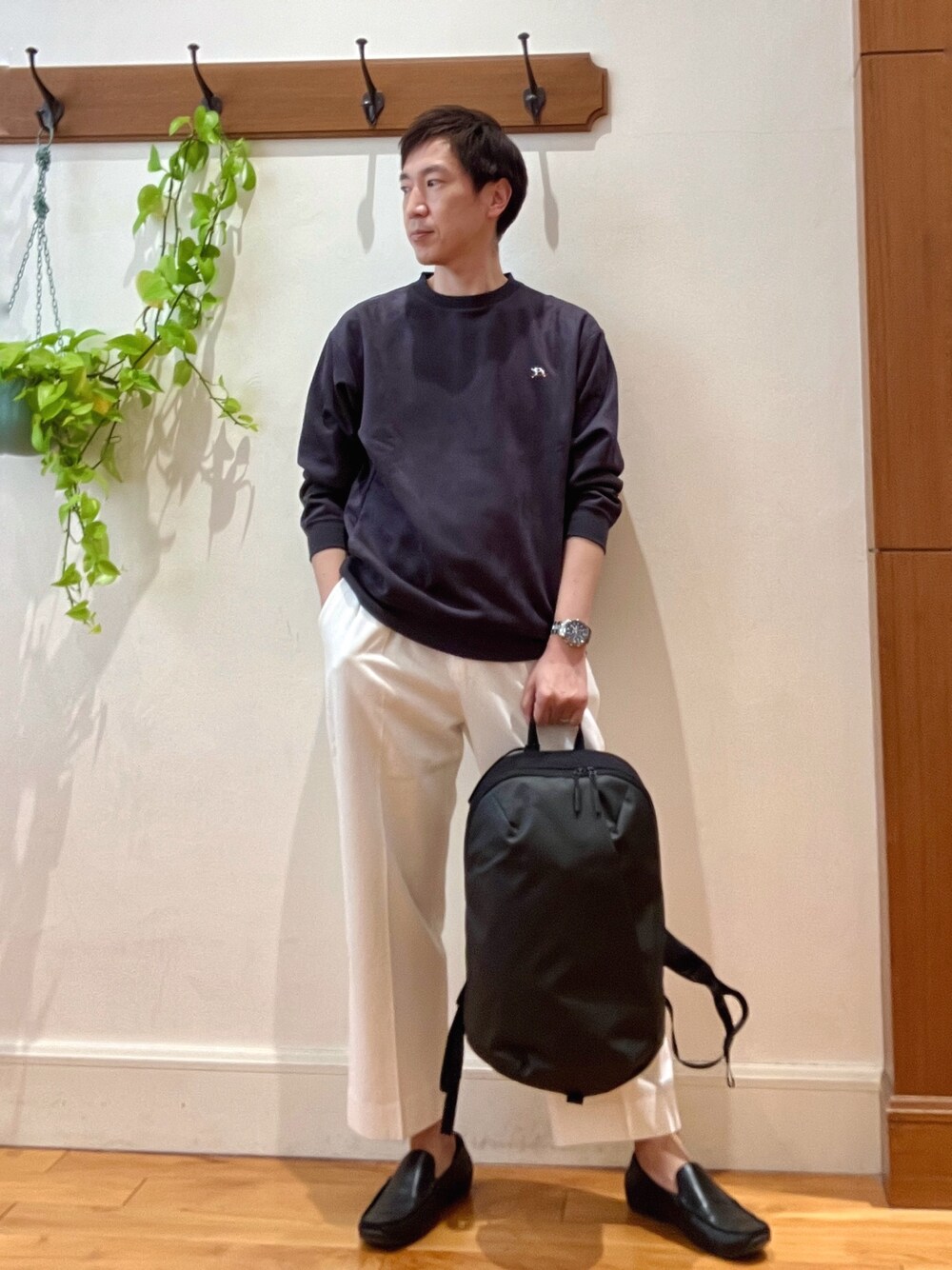 グレー系のバックパック/リュック、ホワイト系のデニムパンツ、グレー系のスウェットを着用したメンズの冬コーディネートの1枚目の写真