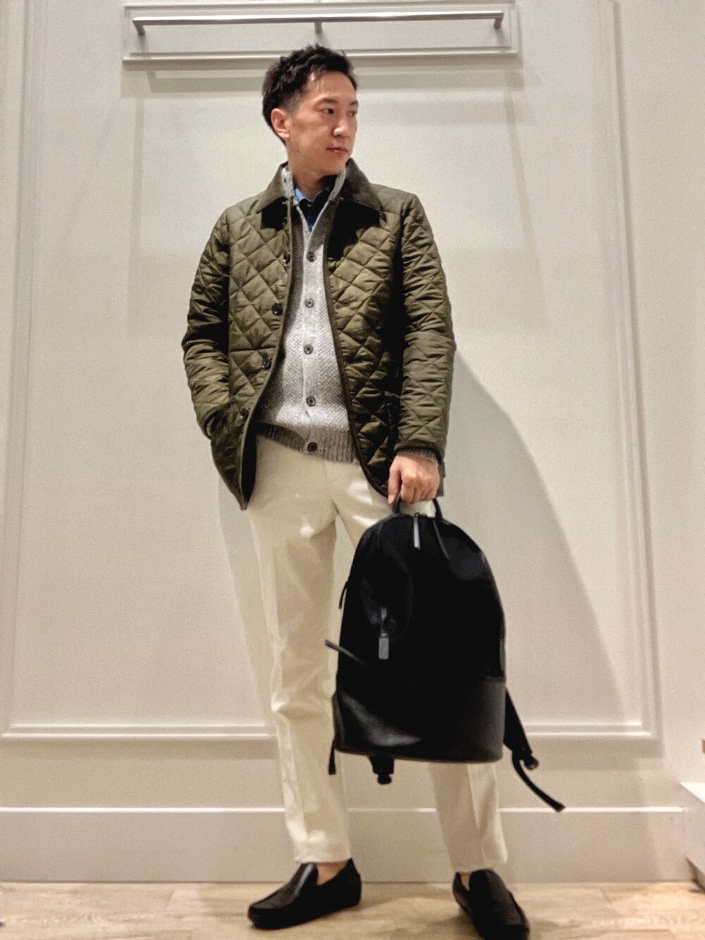 グリーン系のブルゾン、グレー系のカーディガン/ボレロ、ブルー系のシャツ/ブラウスを着用したメンズの秋コーディネートの1枚目の写真