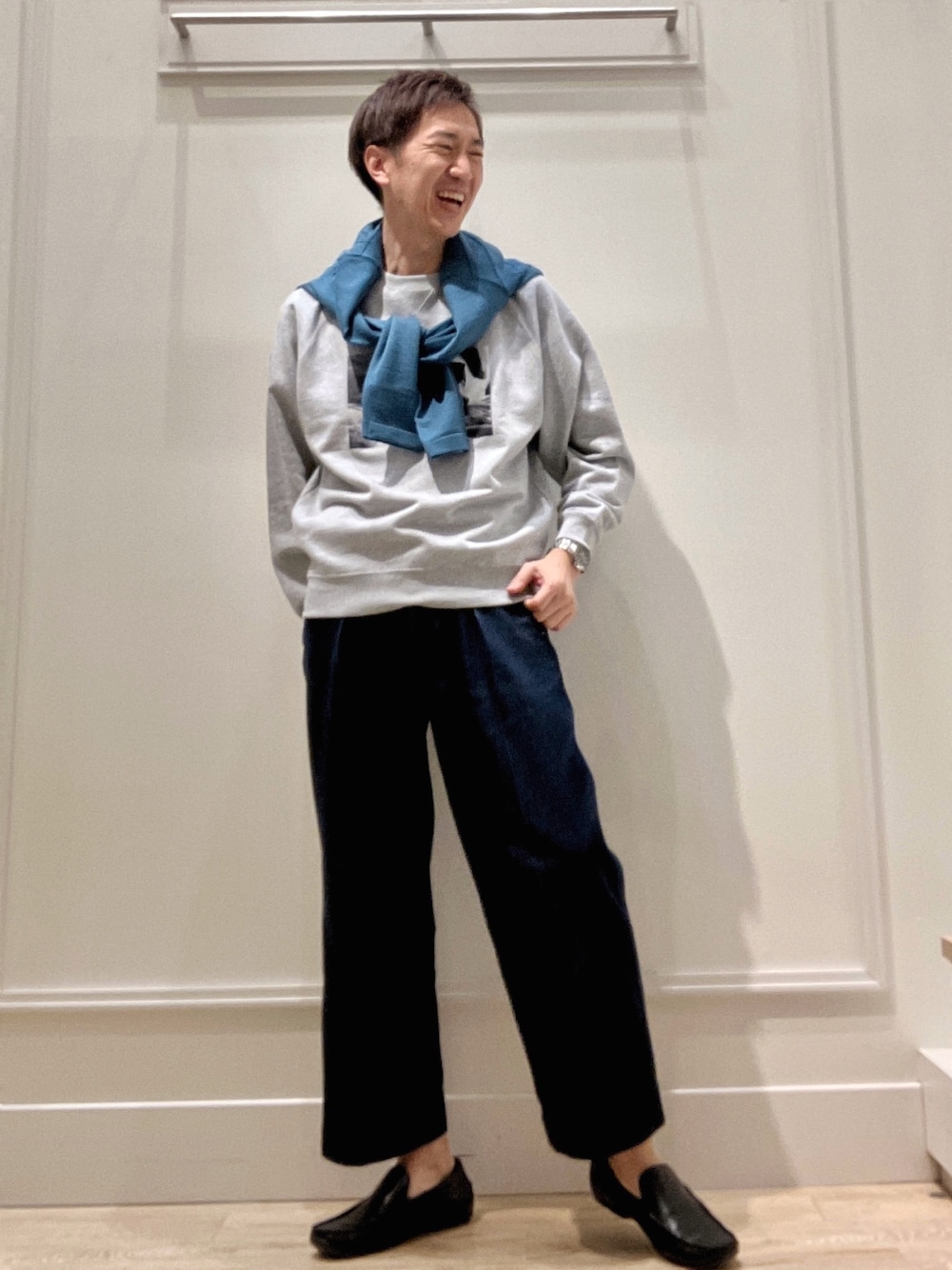 ブルー系のニット/セーター、グレー系のスウェットを着用したメンズの冬コーディネートの1枚目の写真