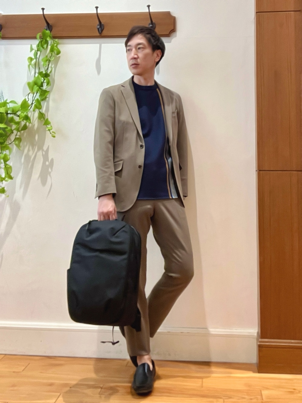 ブラウン系のその他パンツ、ブラウン系のテーラードジャケット、ブルー系のニット/セーターを着用したメンズの冬コーディネートの1枚目の写真