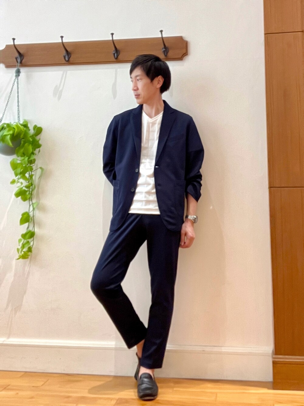 ブルー系のテーラードジャケット、ブルー系のその他パンツ、ホワイト系のTシャツ/カットソーを着用したメンズの春コーディネートの1枚目の写真