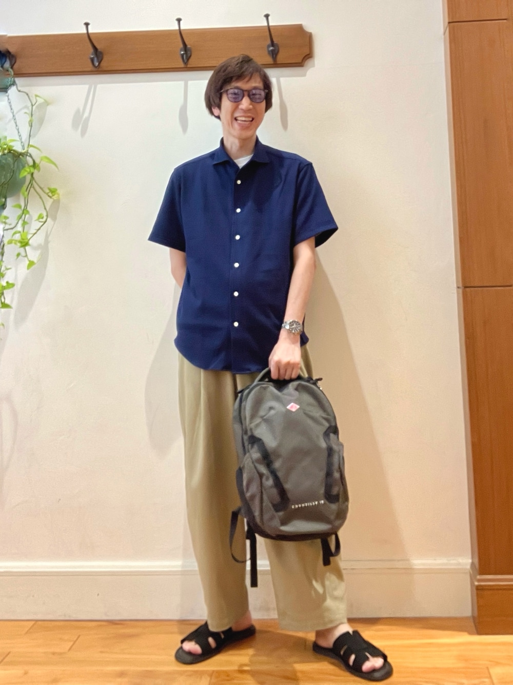 ホワイト系のTシャツ/カットソー、ブルー系のシャツ/ブラウス、グレー系のバックパック/リュックを着用したメンズの夏コーディネートの1枚目の写真