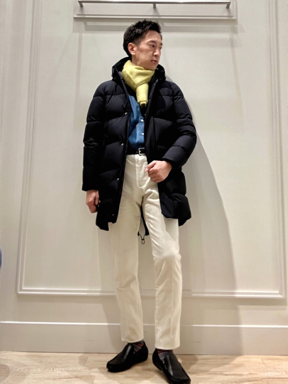 ブルー系のシャツ/ブラウス、ホワイト系のチノパンツ、ブラック系のダウンジャケット/コートを着用したメンズの秋コーディネートの1枚目の写真