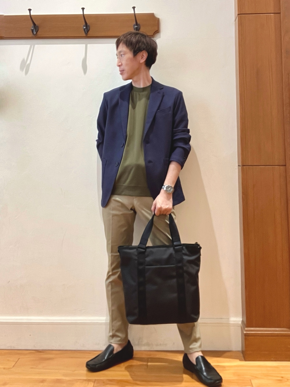ブルー系のテーラードジャケット、グリーン系のTシャツ/カットソー、ベージュ系のチノパンツを着用したメンズの夏コーディネートの1枚目の写真