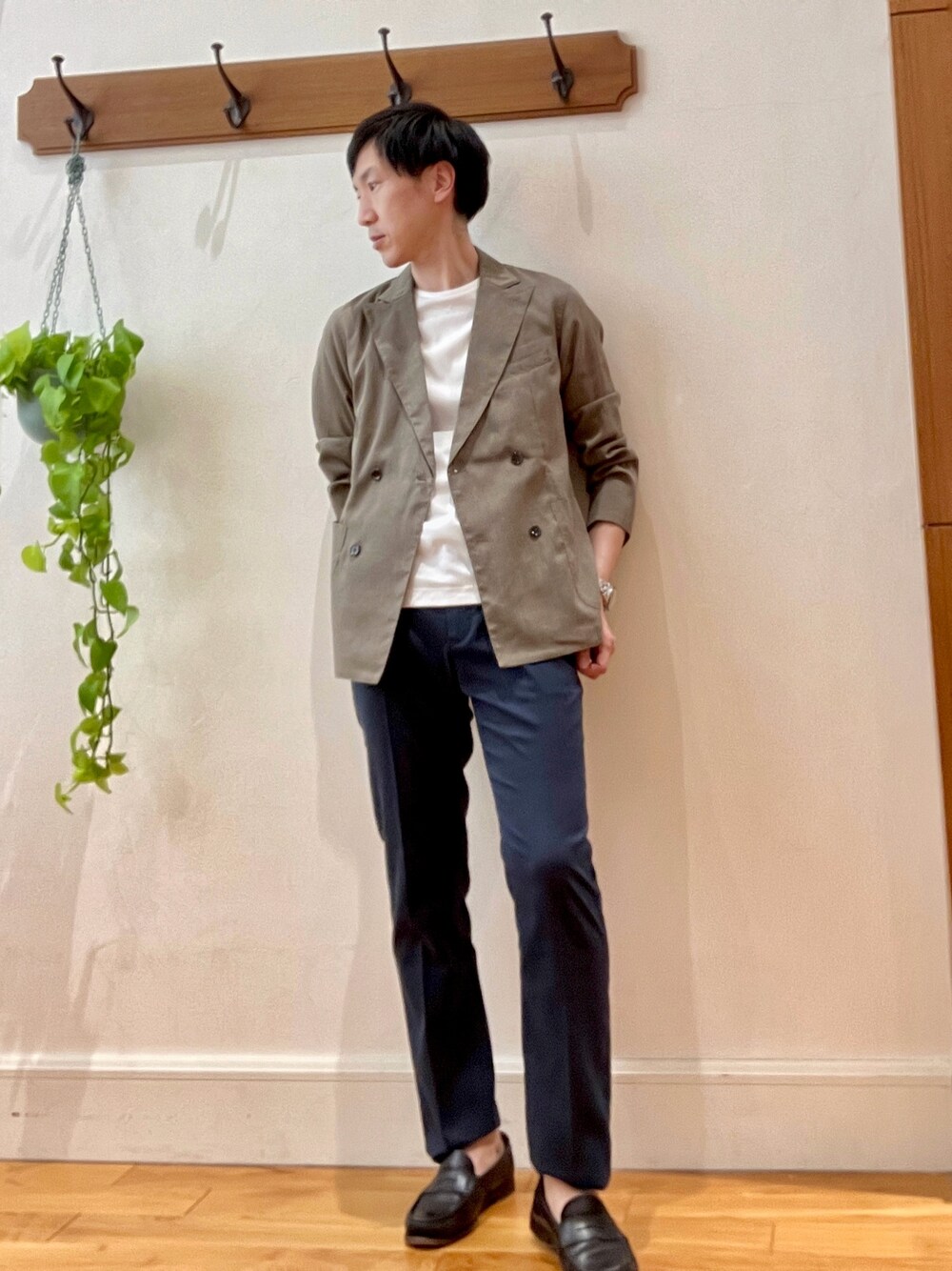 ブルー系のその他パンツ、ホワイト系のTシャツ/カットソー、ベージュ系のテーラードジャケットを着用したメンズの春コーディネートの1枚目の写真