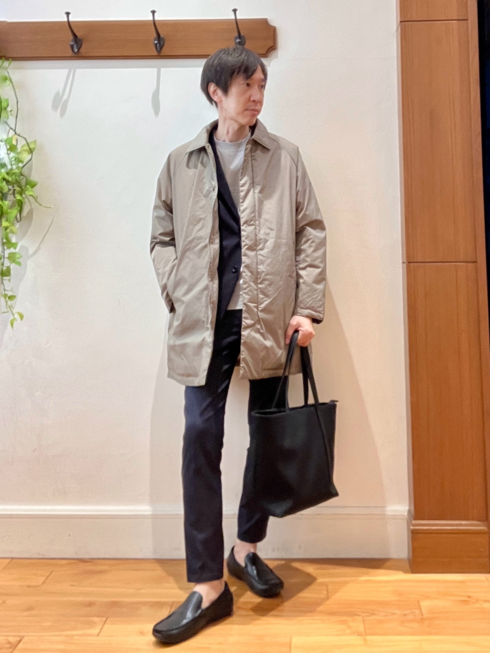 ベージュ系のダウンジャケット/コート、ブルー系のテーラードジャケット、ブルー系のその他パンツを着用したメンズの秋コーディネートの1枚目の写真