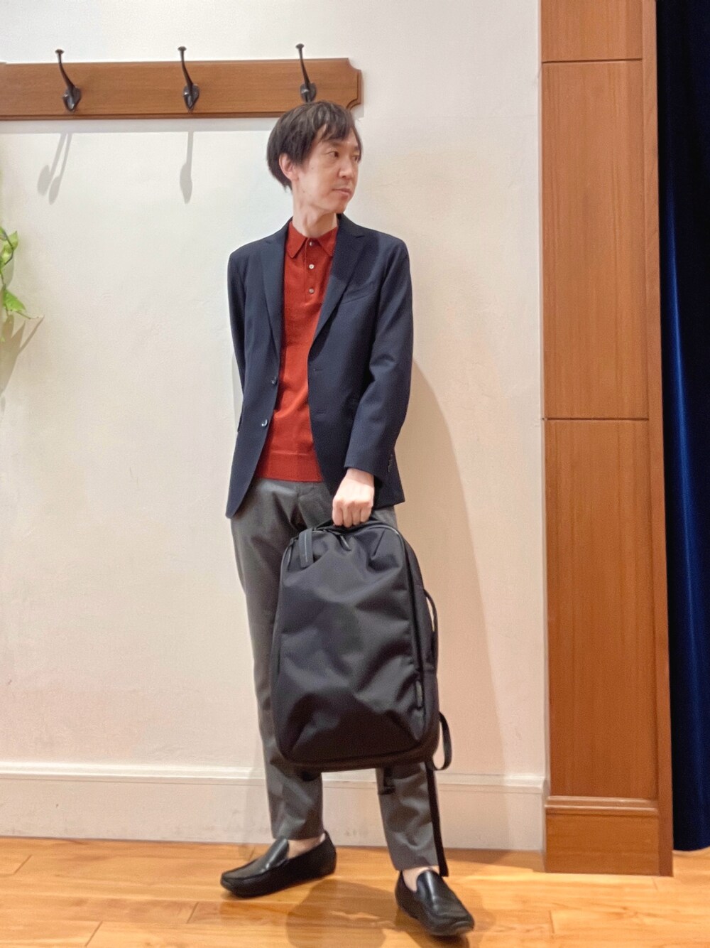 ブルー系のテーラードジャケット、レッド系のニット/セーター、グレー系のその他パンツを着用したメンズの秋コーディネートの1枚目の写真