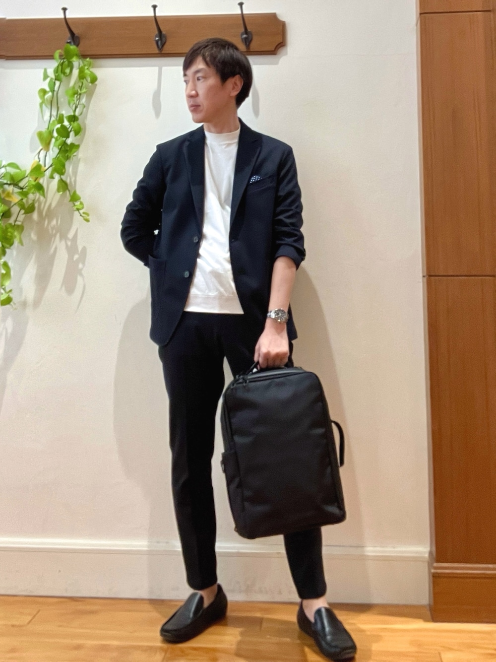 ブルー系のテーラードジャケット、ホワイト系のTシャツ/カットソー、ブルー系のその他パンツを着用したメンズの冬コーディネートの1枚目の写真