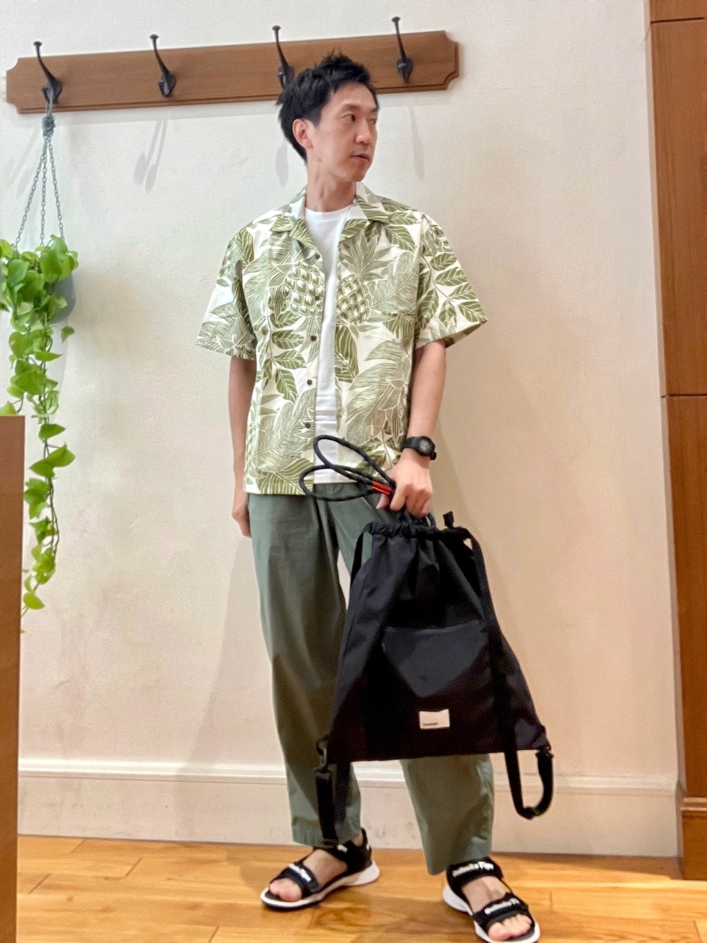 ブラック系のトートバッグ、ホワイト系のTシャツ/カットソー、グリーン系のシャツ/ブラウスを着用したメンズの夏コーディネートの1枚目の写真