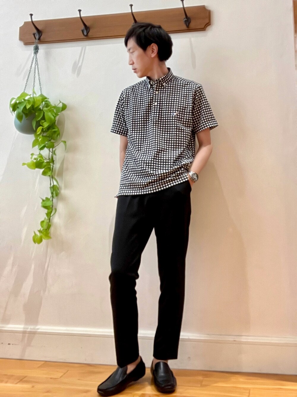 ブラック系のその他パンツ、ブラック系のポロシャツを着用したメンズの夏コーディネートの1枚目の写真