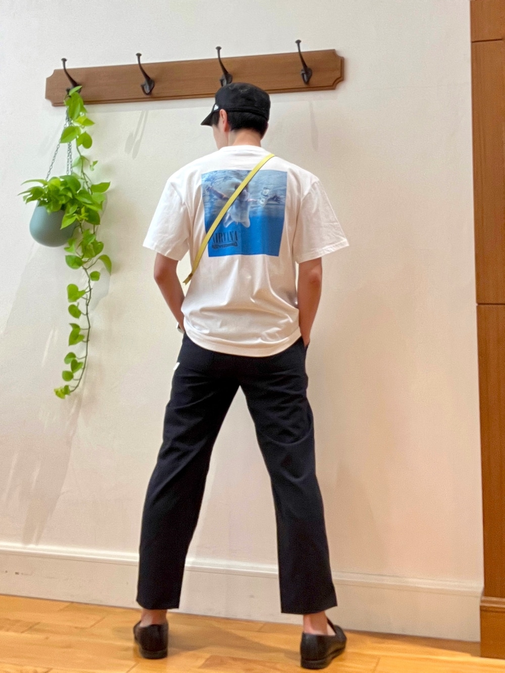 ホワイト系のTシャツ/カットソー、ブルー系のその他パンツ、イエロー系のショルダーバッグを着用したメンズの春コーディネートの1枚目の写真