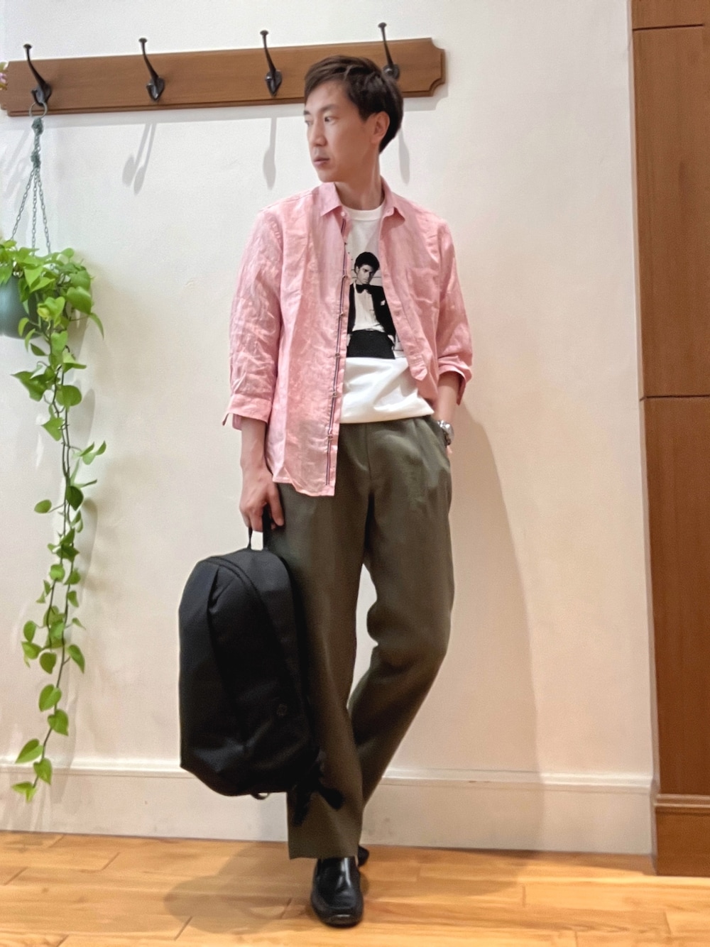 レッド系のシャツ/ブラウス、ホワイト系のTシャツ/カットソー、グリーン系のその他パンツを着用したメンズの春コーディネートの1枚目の写真