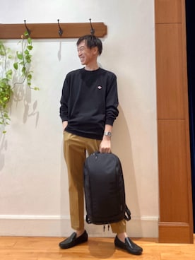 「黒コーデ」｜「アイテム（バッグ）」を使った、Tatsuo.YMさん（メンズ・182cm）の秋コーディネート