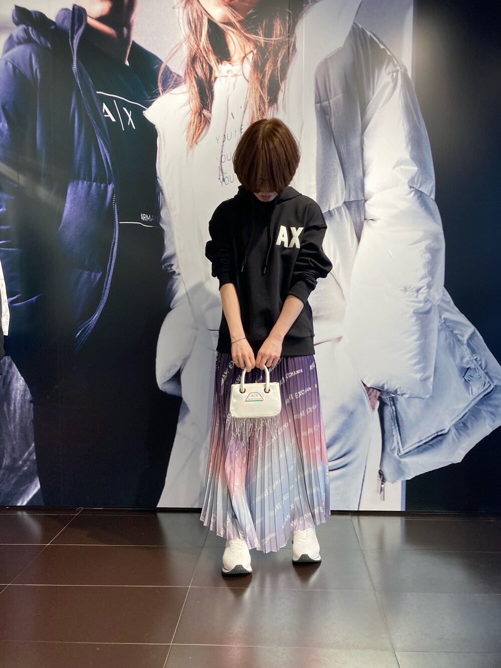 「シンプルコーデ、カジュアルコーデ、春色、低身長、オーバーサイズ、ユニセックス、デニムジャケット、Tシャツ、スカート、AXchanger、armaniexchange」｜「ARMANI EXCHANGEの【A|X アルマーニ エクスチェンジ】AXロゴ フード付きスウェットパーカー (UNISEX CAPSULE)（スウェット、ブラック系）」を使った、K.MOEさん（レディース・155cm）の冬コーディネートの1枚目の写真