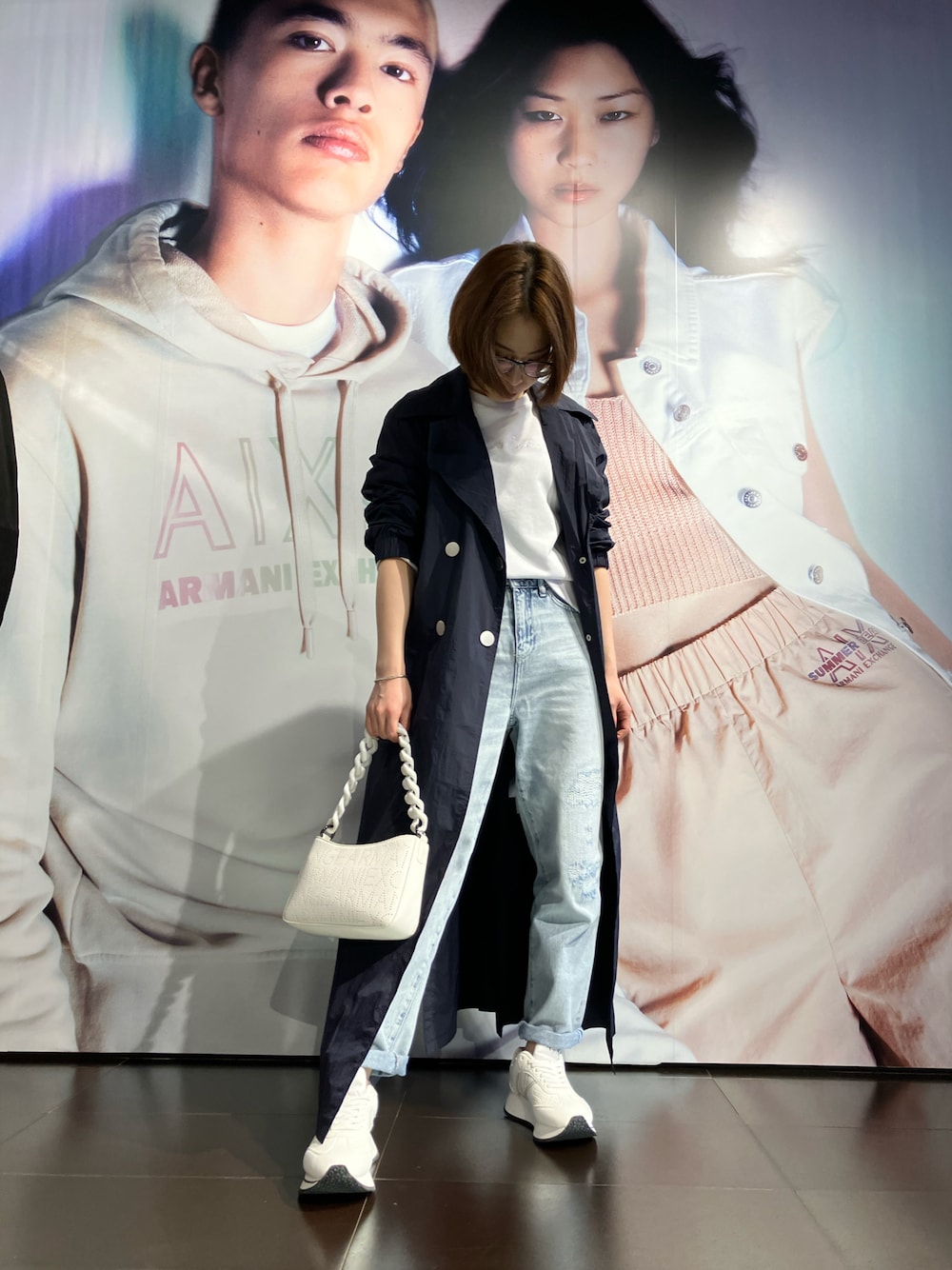 「春服コーデ、シンプルコーデ、カジュアルコーデ、オトナカジュアル、春カラー、低身長、春アウター、トレンチコート、ジーンズ、白スニーカー、AXchanger、armaniexchange、All Day Active」｜「ARMANI EXCHANGEの【A|X アルマーニ エクスチェンジ】シアートレンチコート（トレンチコート、ブルー系）」を使った、K.MOEさん（レディース・155cm）の春コーディネートの1枚目の写真