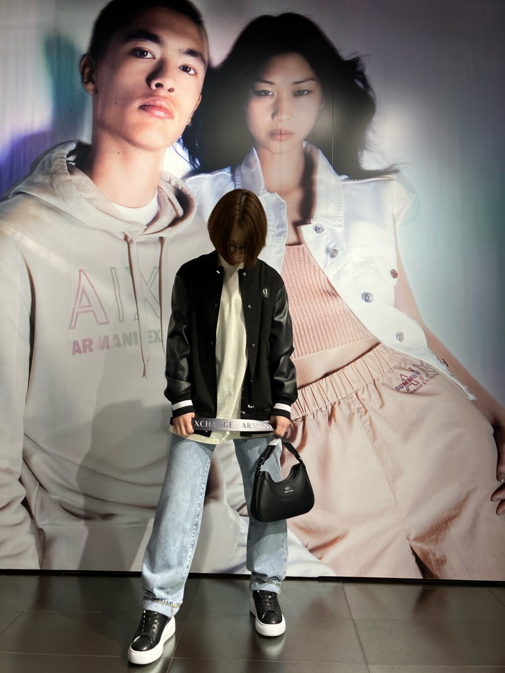 「カジュアルコーデ、シンプルコーデ、低身長、春服、オーバーサイズ、ユニセックス、MA-1、Tシャツ、ジーンズ、AXchanger、armaniexchange、BasicsbyArmani」｜「ARMANI EXCHANGEの【A|X アルマーニ エクスチェンジ】AXロゴ 半袖クルーネックTシャツ (UNISEX CAPSULE)（Tシャツ/カットソー、ホワイト系）」を使った、K.MOEさん（レディース・155cm）の冬コーディネートの1枚目の写真