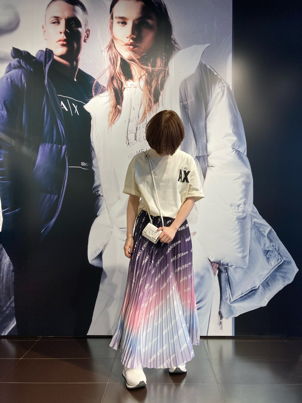 「シンプルコーデ、カジュアルコーデ、春服、低身長、オーバーサイズ、ユニセックス、Tシャツ、スカート、AXchanger、armaniexchange」｜「ARMANI EXCHANGEの【A|X アルマーニ エクスチェンジ】AXロゴ 半袖クルーネックTシャツ (UNISEX CAPSULE)（Tシャツ/カットソー、ホワイト系）」を使った、K.MOEさん（レディース・155cm）の冬コーディネートの1枚目の写真