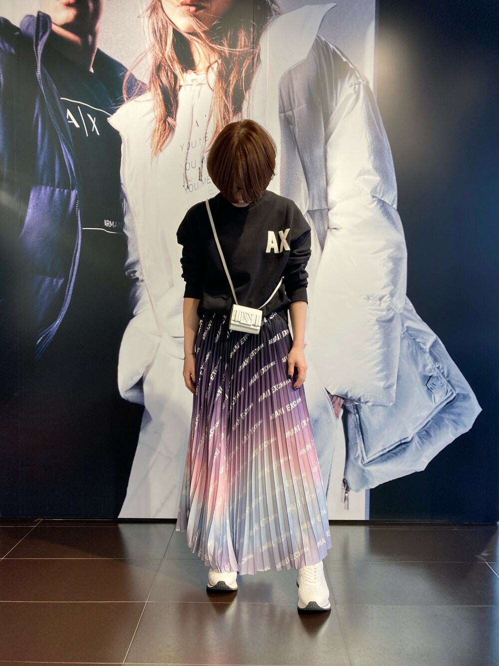 「シンプルコーデ、カジュアルコーデ、春服、低身長、オーバーサイズ、ユニセックス、スウェット、スカート、AXchanger、armaniexchange」｜「ARMANI EXCHANGEの【A|X アルマーニ エクスチェンジ】AXロゴ スウェットシャツプルオーバー (UNISEX CAPSULE)（スウェット、ブラック系）」を使った、K.MOEさん（レディース・155cm）の冬コーディネートの1枚目の写真