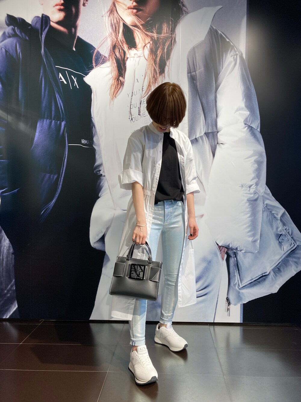 「シンプルスタイル、シャツワンピ、AXchanger、armaniexchange、オーバーサイズ、Tシャツ、ジーンズ、ユニセックス、カジュアルコーデ、低身長、春コーデ」｜「ARMANI EXCHANGEの【A|X アルマーニ エクスチェンジ】AXロゴ 半袖クルーネックTシャツ (UNISEX CAPSULE)（Tシャツ/カットソー、ブラック系）」を使った、K.MOEさん（レディース・155cm）の冬コーディネートの1枚目の写真