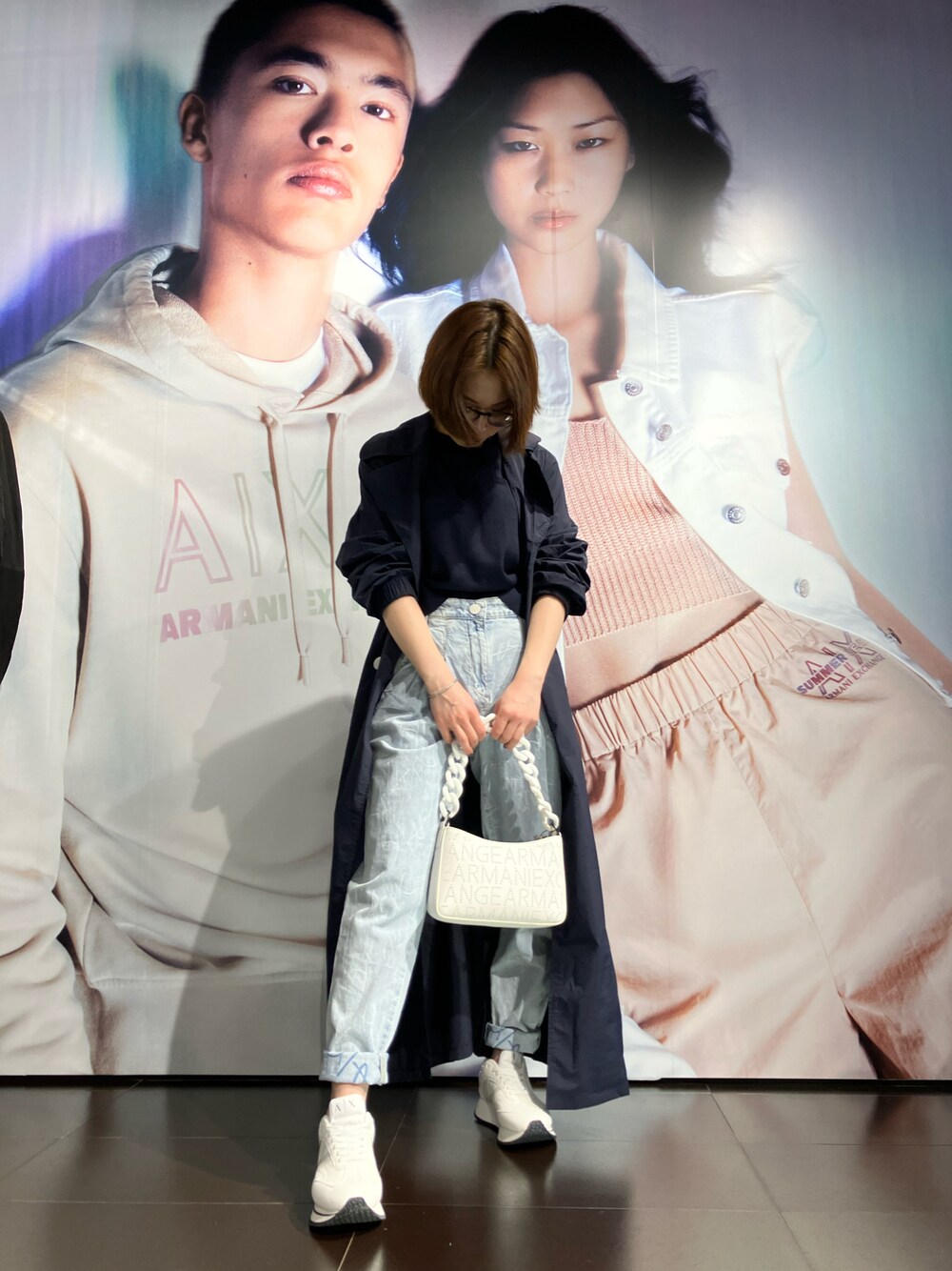「シンプルコーデ、カジュアルコーデ、春カラー、きれいめコーディネート、オトナカジュアル、armaniexchange、AXchanger、白スニーカー、トレンチコート、ジーンズ、低身長、All Day Active」｜「ARMANI EXCHANGEの【A|X アルマーニ エクスチェンジ】A|Xロゴ 半袖ニットプルオーバー（ニット/セーター、ブルー系）」を使った、K.MOEさん（レディース・155cm）の春コーディネートの1枚目の写真