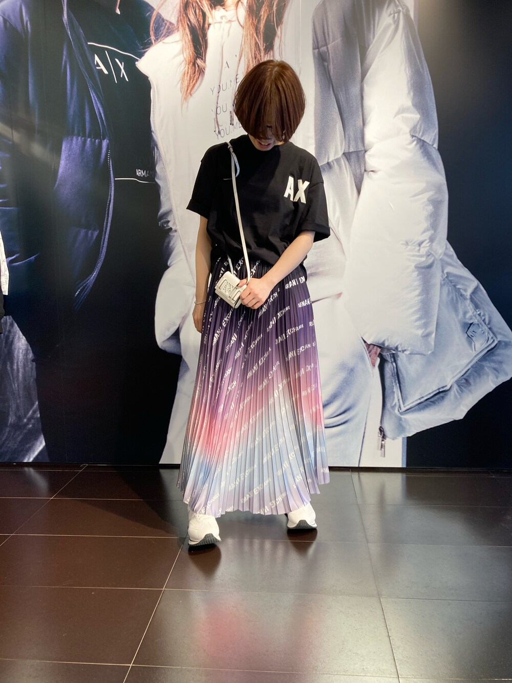 「シンプルコーデ、カジュアルコーデ、春服、低身長、オーバーサイズ、ユニセックス、Tシャツ、スカート、AXchanger、armaniexchange」｜「ARMANI EXCHANGEの【A|X アルマーニ エクスチェンジ】AXロゴ 半袖クルーネックTシャツ (UNISEX CAPSULE)（Tシャツ/カットソー、ブラック系）」を使った、K.MOEさん（レディース・155cm）の冬コーディネートの1枚目の写真