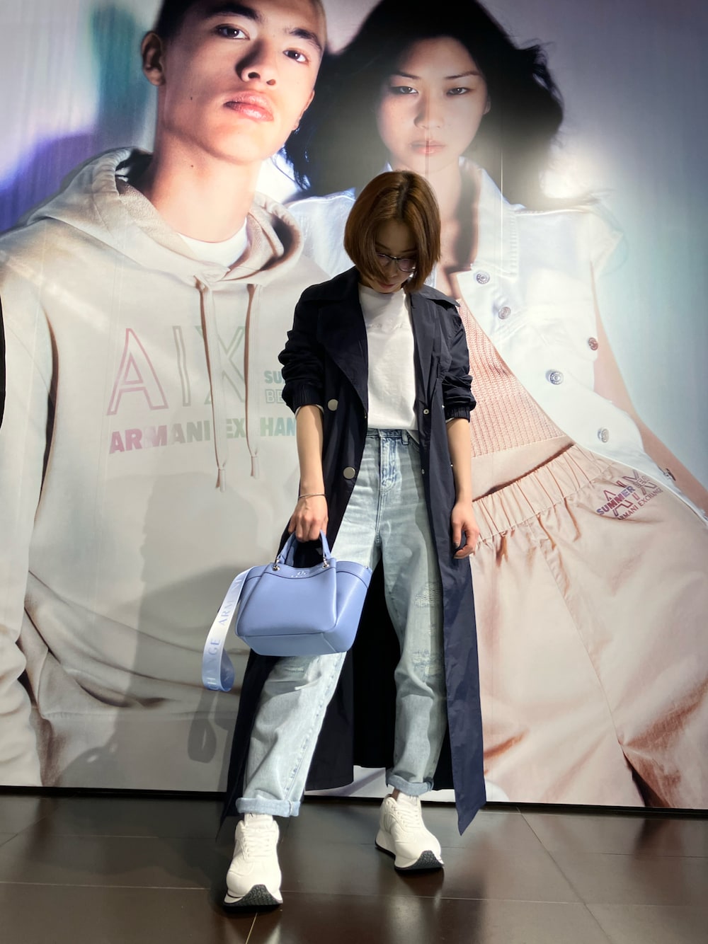 「春服コーデ、シンプルコーデ、カジュアルコーデ、オトナカジュアル、春カラー、低身長、春アウター、トレンチコート、ジーンズ、白スニーカー、AXchanger、armaniexchange、All Day Active」｜「ARMANI EXCHANGEの【A|X アルマーニ エクスチェンジ】シアートレンチコート（トレンチコート、ブルー系）」を使った、K.MOEさん（レディース・155cm）の春コーディネートの1枚目の写真
