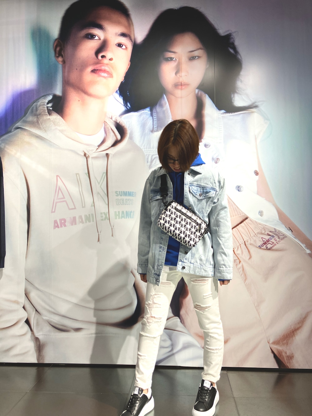 「シンプルコーデ、カジュアルコーデ、春服、低身長、オーバーサイズ、ユニセックス、デニムジャケット、パーカー、ジーンズ、AXchanger、armaniexchange、BasicsbyArmani」｜「ARMANI EXCHANGEの【A|X アルマーニ エクスチェンジ】AXロゴ フード付きスウェットパーカー (UNISEX CAPSULE)（スウェット、ブルー系）」を使った、K.MOEさん（レディース・155cm）の冬コーディネートの1枚目の写真