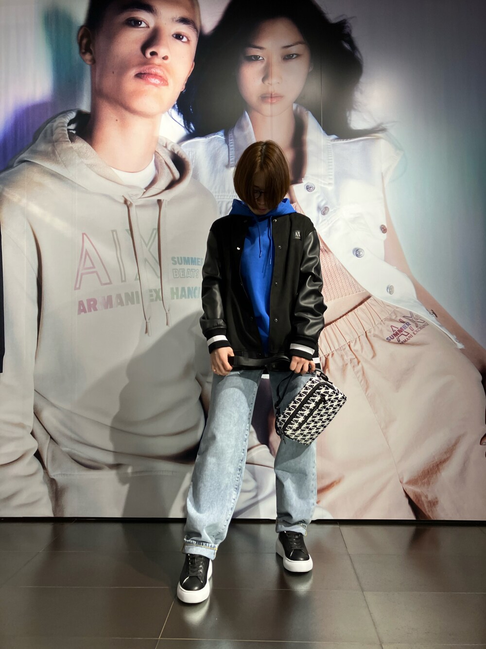 「シンプルコーデ、カジュアルコーデ、春服、低身長、オーバーサイズ、ユニセックス、MA-1、パーカー、ジーンズ、AXchanger、armaniexchange、BasicsbyArmani」｜「ARMANI EXCHANGEの【A|X アルマーニ エクスチェンジ】AXロゴ フード付きスウェットパーカー (UNISEX CAPSULE)（スウェット、ブルー系）」を使った、K.MOEさん（レディース・155cm）の冬コーディネートの1枚目の写真
