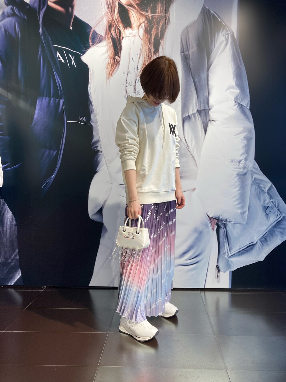 「シンプルコーデ、カジュアルコーデ、春服、低身長、オーバーサイズ、ユニセックス、パーカー、スカート、AXchanger、armaniexchange」｜「ARMANI EXCHANGEの【A|X アルマーニ エクスチェンジ】AXロゴ フード付きスウェットパーカー (UNISEX CAPSULE)（スウェット、ホワイト系）」を使った、K.MOEさん（レディース・155cm）の冬コーディネートの1枚目の写真