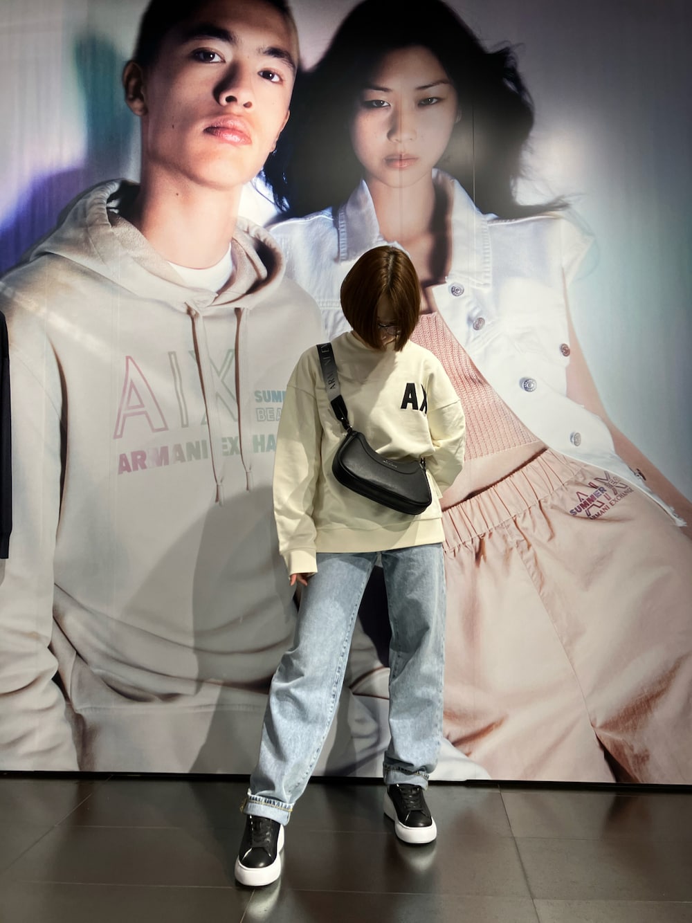 「シンプルコーデ、カジュアルコーデ、春服、低身長、オーバーサイズ、ユニセックス、パーカー、ジーンズ、AXchanger、armaniexchange」｜「ARMANI EXCHANGEの【A|X アルマーニ エクスチェンジ】AXロゴ スウェットシャツプルオーバー (UNISEX CAPSULE)（スウェット、ホワイト系）」を使った、K.MOEさん（レディース・155cm）の冬コーディネートの1枚目の写真