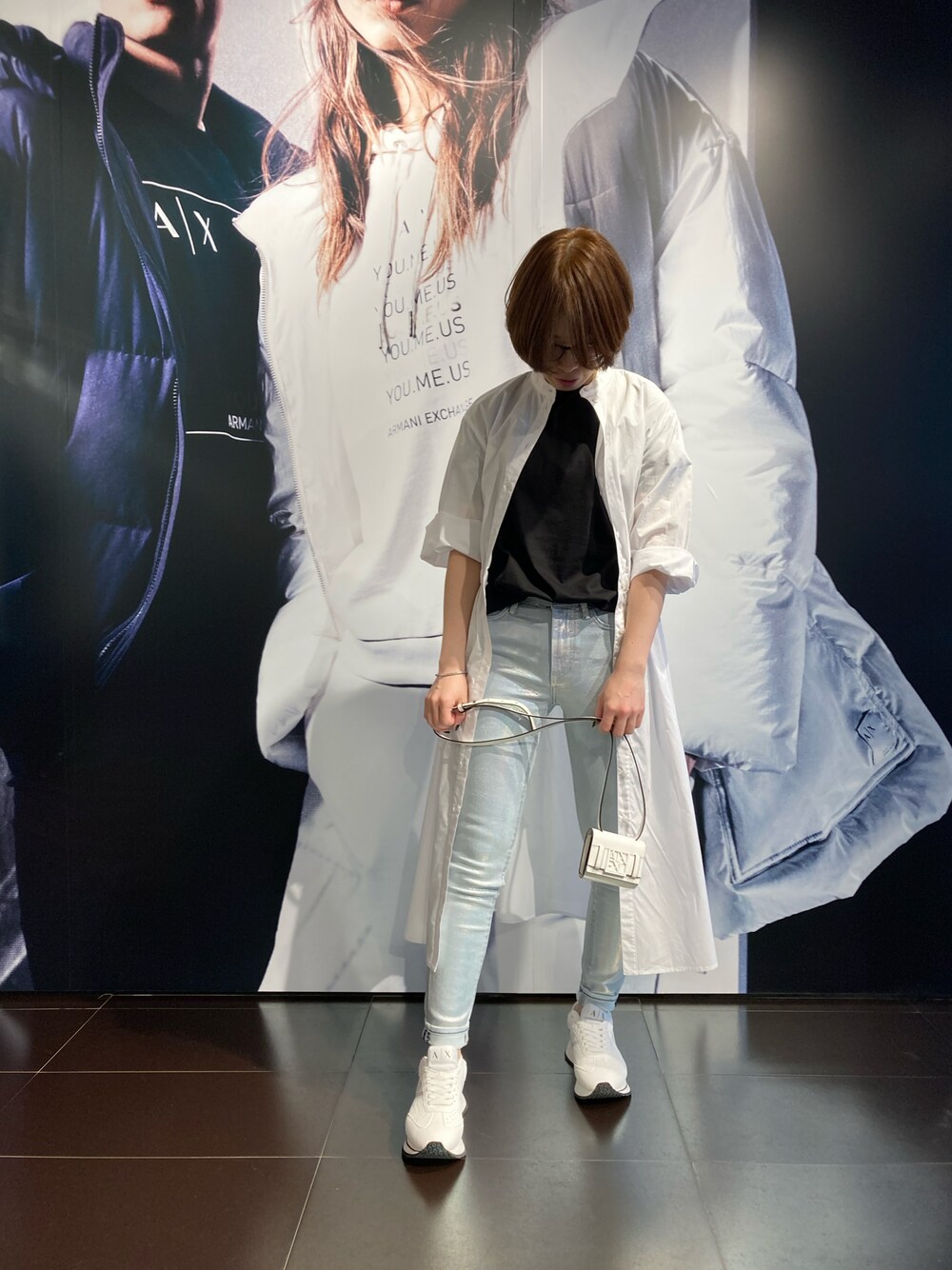 「シンプルコーデ、カジュアルコーデ、シャツワンピ、Tシャツ、ジーンズ、AXchanger、armaniexchange、オーバーサイズ、ユニセックス、低身長、春コーデ」｜「ARMANI EXCHANGEの【A|X アルマーニ エクスチェンジ】AXロゴ 半袖クルーネックTシャツ (UNISEX CAPSULE)（Tシャツ/カットソー、ブラック系）」を使った、K.MOEさん（レディース・155cm）の冬コーディネートの1枚目の写真