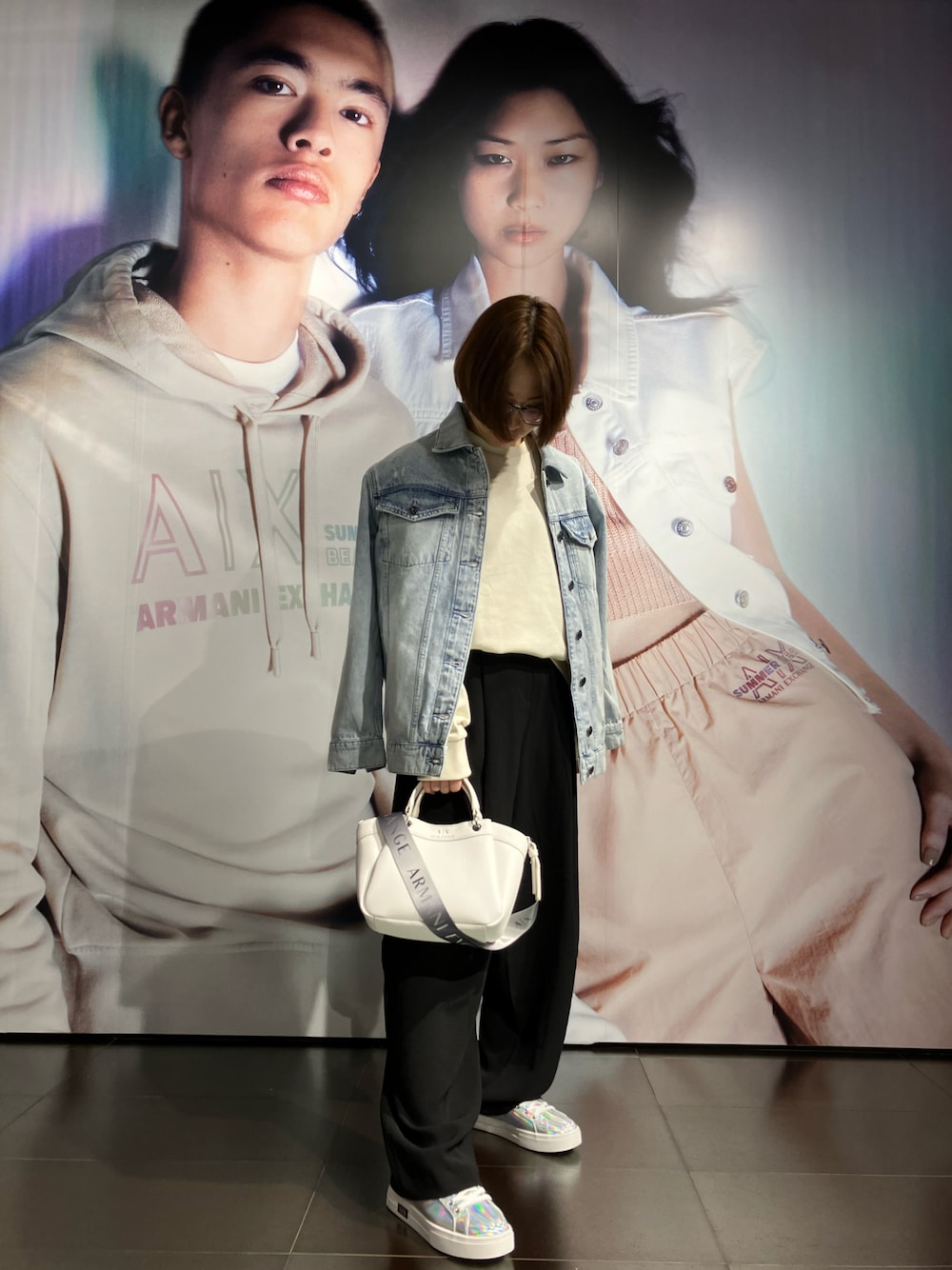 「シンプルコーデ、カジュアルコーデ、春色、低身長、デニムジャケット、スウェット、黒パンツ、AXchanger、armaniexchange、BasicsbyArmani」｜「ARMANI EXCHANGEの【A|X アルマーニ エクスチェンジ】オーバーサイズ　ライトブルーデニムジャケット（デニムジャケット、ブルー系）」を使った、K.MOEさん（レディース・155cm）の冬コーディネートの1枚目の写真