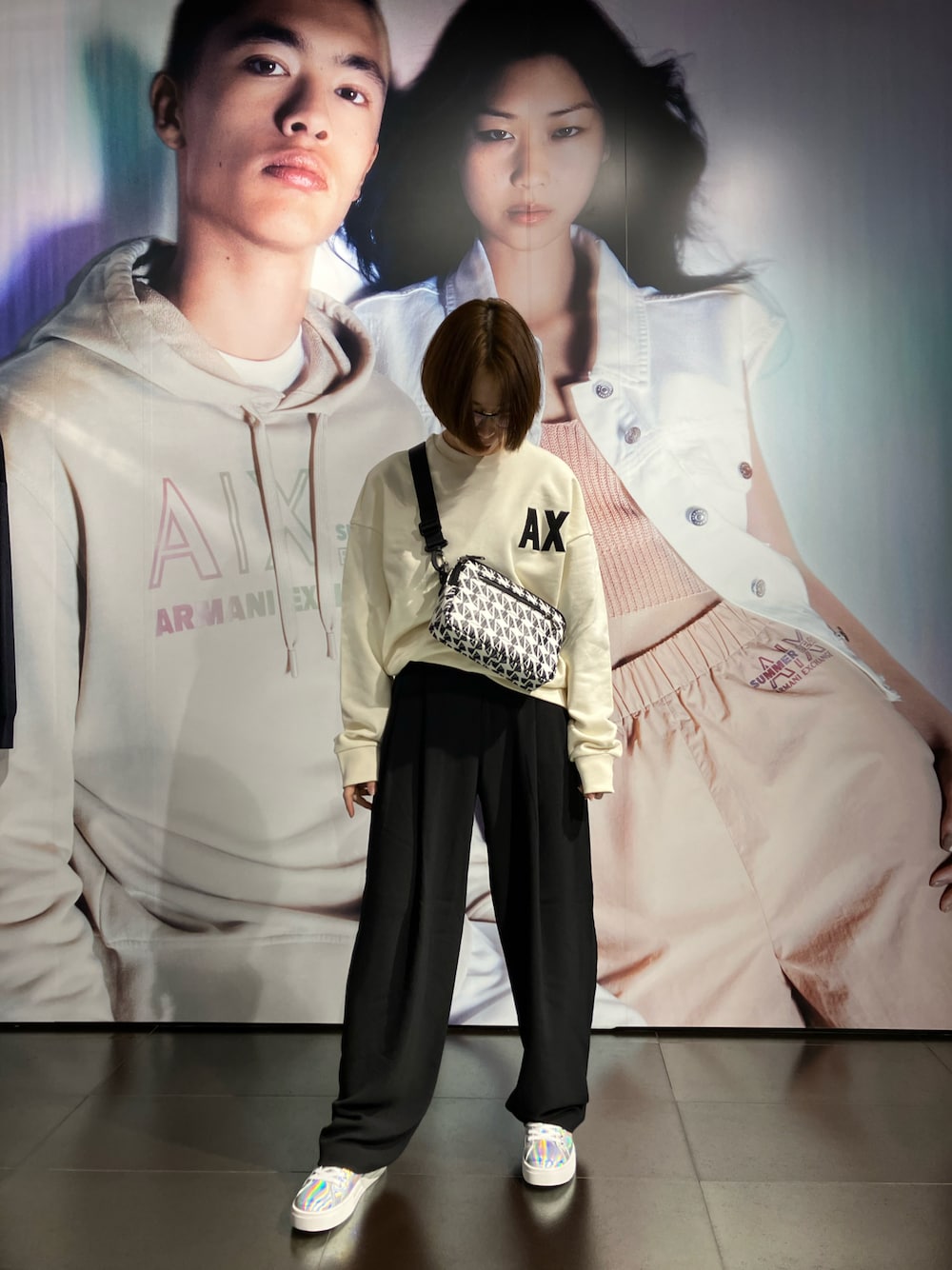 「シンプルコーデ、カジュアルコーデ、春服、低身長、オーバーサイズ、ユニセックス、スウェット、黒パンツ、AXchanger、armaniexchange、BasicsbyArmani」｜「ARMANI EXCHANGEの【A|X アルマーニ エクスチェンジ】オールオーバーロゴ　ショルダーバッグ（ショルダーバッグ、ホワイト系）」を使った、K.MOEさん（レディース・155cm）の冬コーディネートの1枚目の写真