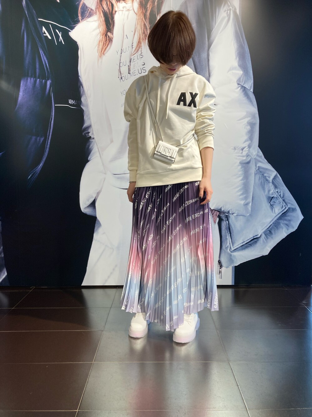 「シンプルコーデ、カジュアルコーデ、オーバーサイズ、ユニセックス、春服、低身長、AXchanger、armaniexchange」｜「ARMANI EXCHANGEの【A|X アルマーニ エクスチェンジ】AXロゴ フード付きスウェットパーカー (UNISEX CAPSULE)（スウェット、ホワイト系）」を使った、K.MOEさん（レディース・155cm）の冬コーディネートの1枚目の写真