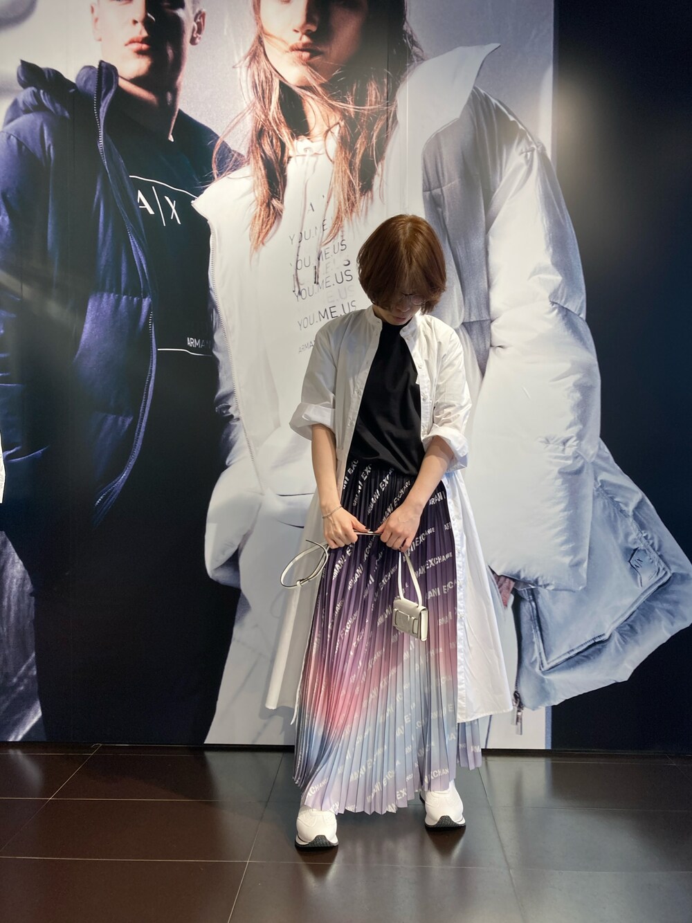 「シンプルコーデ、カジュアルコーデ、オーバーサイズ、ユニセックス、低身長、春コーデ、シャツワンピ、Tシャツ、スカート、armaniexchange、AXchanger」｜「ARMANI EXCHANGEの【A|X アルマーニ エクスチェンジ】AXロゴ 半袖クルーネックTシャツ (UNISEX CAPSULE)（Tシャツ/カットソー、ブラック系）」を使った、K.MOEさん（レディース・155cm）の冬コーディネートの1枚目の写真