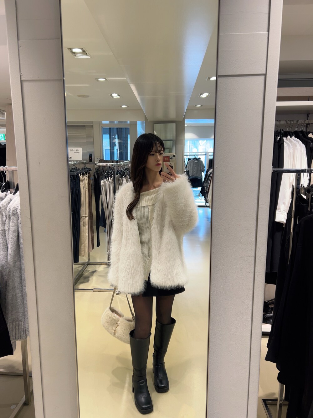 「真冬のあったかスタイル、ファーコート、ワンホンコーデ、韓国ファッション」｜「me+em selectの【 ４COLOR 】ノーカラーボリュームフェイクファーコート（その他アウター、ホワイト系）」を使った、KIRA🤍🫧さん（骨格ウェーブ・レディース・155cm）の冬コーディネートの1枚目の写真