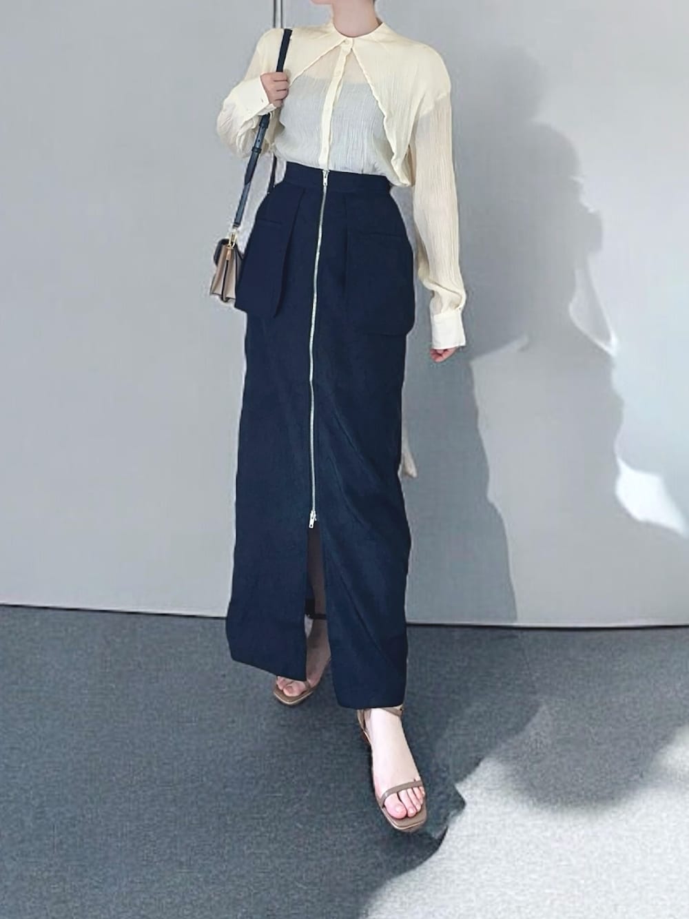 「アツいコーデ全部見せ、プチプラ、夏コーデ、オトナ女子、お出かけコーデ、タイトスカート、ブラウス、モノトーン、おしゃれさんと繋がりたい、骨格ウェーブ、きれいめカジュアル、シースルー、着回しコーデ」｜「y/m by Yukieの楊柳ケープブラウス（シャツ/ブラウス、ホワイト系）」を使った、なうみさん（骨格ウェーブ・レディース・164cm）の夏コーディネートの1枚目の写真