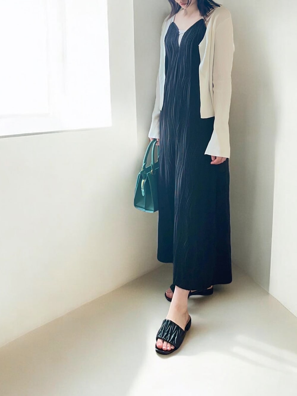 「休日スタイル、きれいめカジュアル、夏コーデ、ゆるコーデ、プチプラ、モノトーン、ワンピース、シンプルコーデ、大人カジュアル、おしゃれさんと繋がりたい、キャミワンピ」｜「mietteのｳｪｰﾌﾞ柄ｷｬﾐｿｰﾙﾜﾝﾋﾟｰｽ（ワンピース、ブラック系）」を使った、なうみさん（骨格ウェーブ・レディース・164cm）の夏コーディネートの1枚目の写真