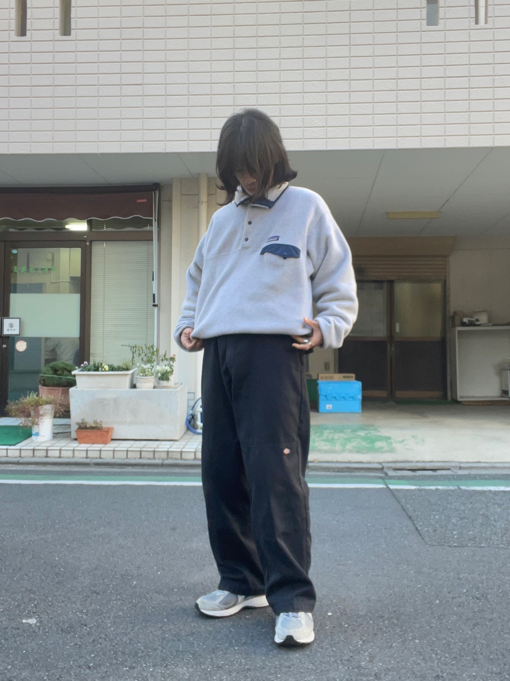 「patagonia、パタゴニア、Dickies、ディッキーズ(Dickies)、New Balance、ニューバランス、m2002r、80s、90s、古着、古着MIX、古着コーデ、古着好きな人と繋がりたい、おしゃれさんと繋がりたい、秋コーデ」｜「DickiesのDickies/ディッキーズ LOOSE FIT ダブルニー センタープレス ワークパンツ スケーターパンツ 85283（チノパンツ、ブラック系）」を使った、futayさん（メンズ・165cm）の秋コーディネートの1枚目の写真