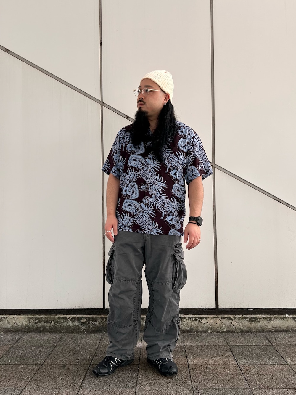 ブラウン系のシャツ/ブラウス、ブラック系のカーゴパンツ、ホワイト系のニットキャップ/ビーニーを着用したメンズの夏コーディネートの1枚目の写真