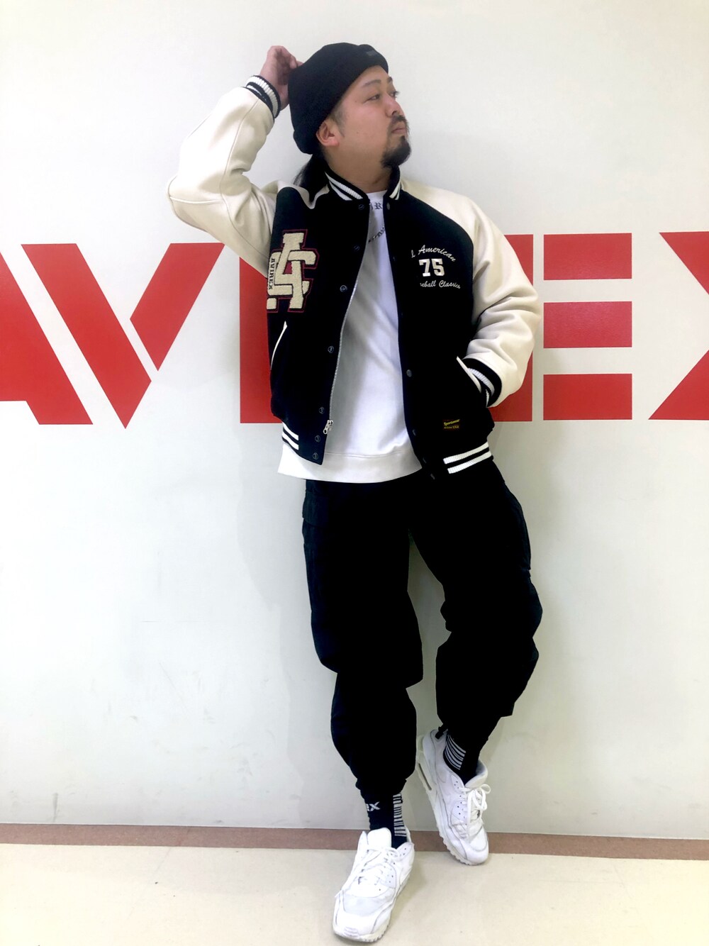 「AVIREX、AVIREX横浜、ファッションの力を信じよう、カジュアル、オーバーサイズ、ストリート、ストリートコーデ、シンプルコーデ、ラフ、アメカジ、アメカジコーデ、ミリタリー、ミリタリージャケット、カーゴパンツ、スタジャン」｜「Dickiesの【Dickies × AVIREX】コットン ニット ワッチキャップ / COTTON KNIT WATCH CAP / アヴィレックス / ディッキーズ（ニットキャップ/ビーニー、ブラック系）」を使った、Taichiさん（メンズ・180cm）の冬コーディネートの1枚目の写真