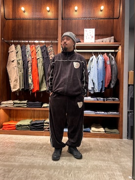 「AVIREX（アヴィレックス）のVELOUR RAGLAN SLEEVE STAND ZIP "A.C.D" / ベロア ラグランスリーブ スタンドジップ / AVIREX / アヴィレックス（ジャージ）」を使った、Taichiさん（メンズ・180cm）の秋コーディネート