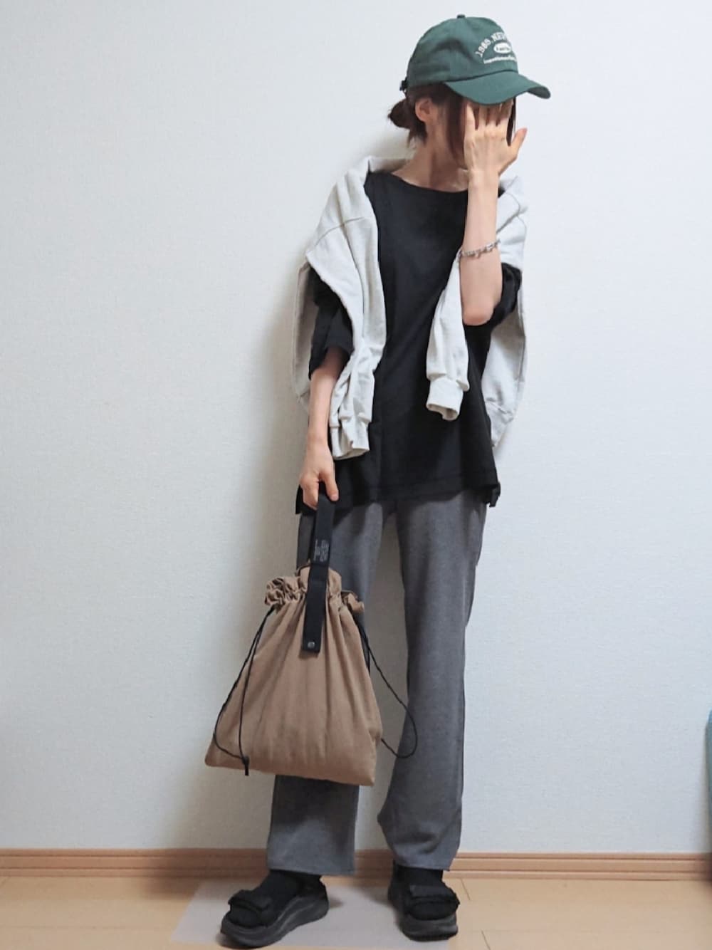 「秋服準備はじめました、シンプル、ワントーンコーデ、カジュアル、キャップ、秋服まるっと大公開」｜「Chaco closetのオーバーサイズフィンガーホールシアーロングTシャツ（Tシャツ/カットソー、ブラック系）」を使った、きのんさん（レディース・161cm）の秋コーディネートの1枚目の写真